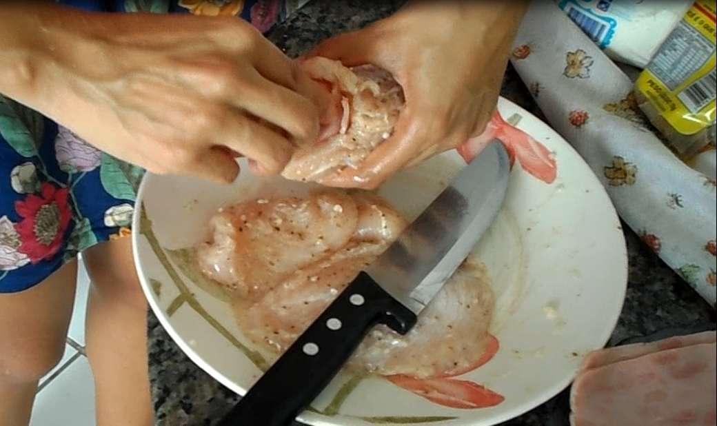 Coloque dentro do frango e se necessário feche bem o frango com palito de dente